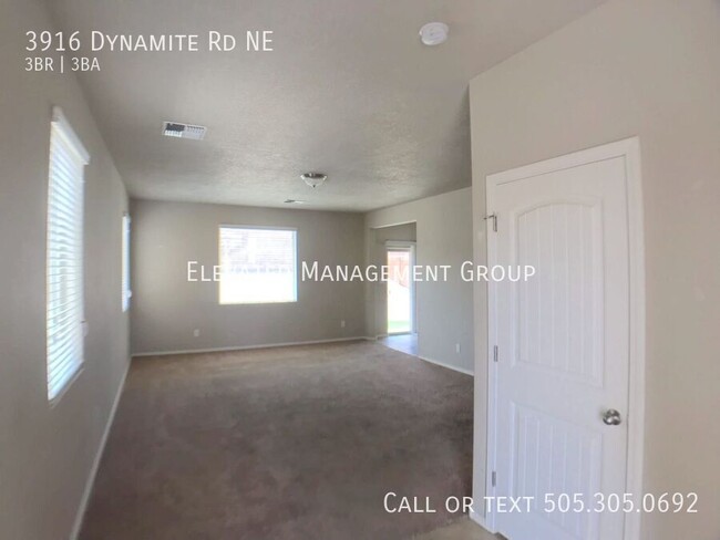 Foto del edificio - 3916 Dynamite Rd NE