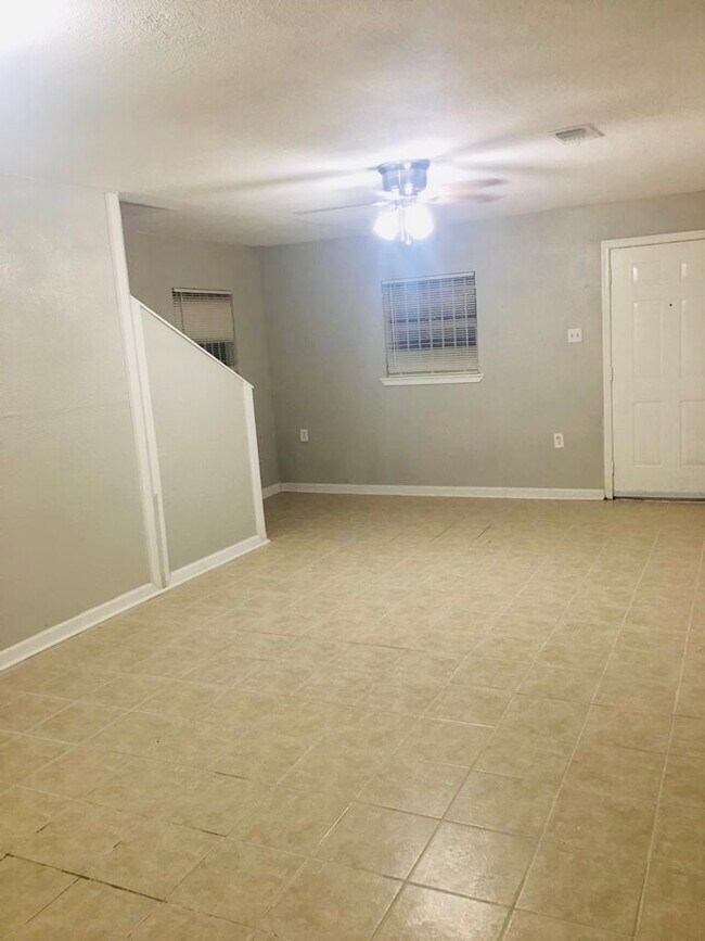Foto del edificio - 513 Cypress Dr