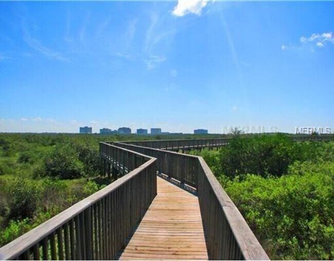 Foto del edificio - spacious 2 bedroom in Beachwalk at Town an...