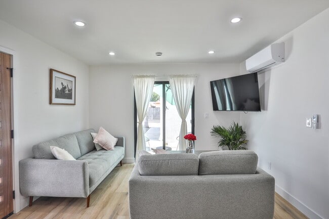Foto del edificio - Beautiful, Fully Furnished 1BR w/ appliances wash/dryer INCL