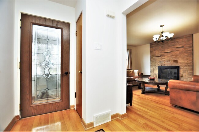 Foto del edificio - 0S670 S Summit Ave