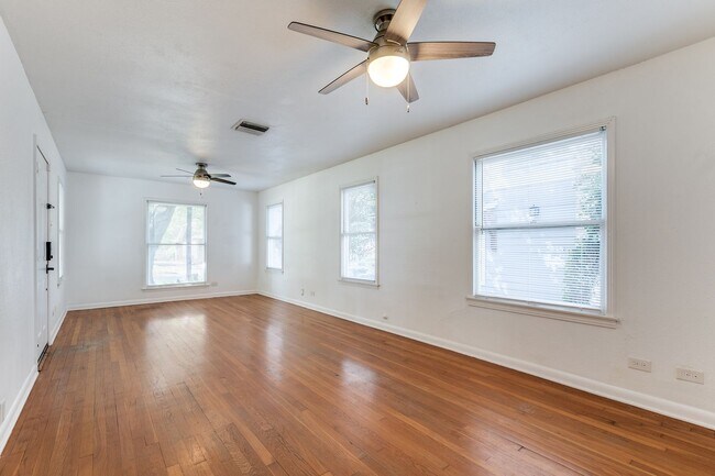 Foto del edificio - Charming Home in Alamo Heights ISD with Bo...