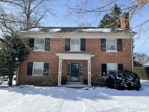 Building Photo - 1952 Fontaine Rd