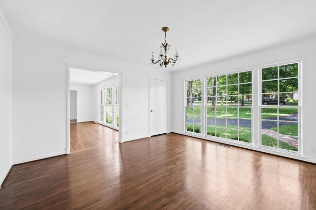Foto del edificio - Charming 3BR/2.5BA Ranch-Style Home in the...