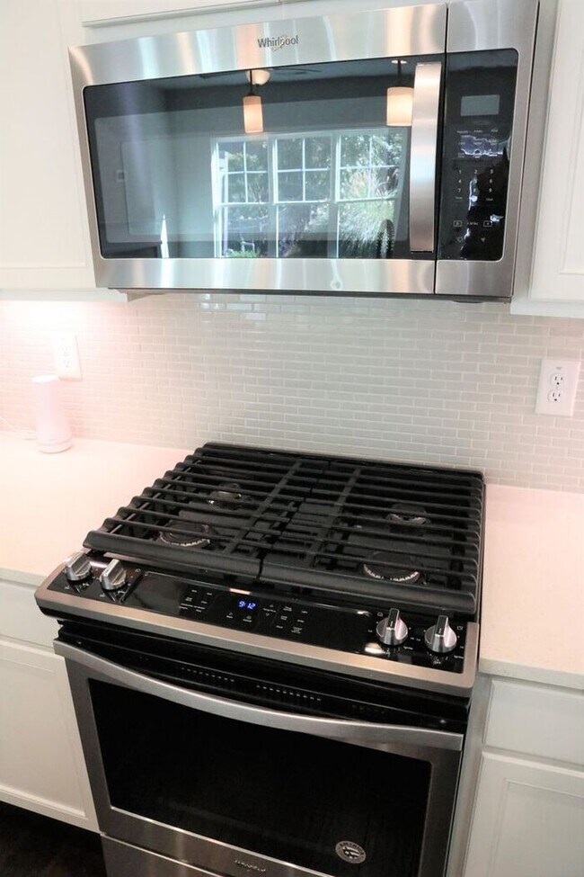 Building Photo - Gorgeous Sandy Springs Townhome, Hardwoods, Stainless Appliances, Move-In Ready!