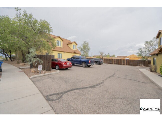 Building Photo - Stylish 5/2 Tucson House Near University o...