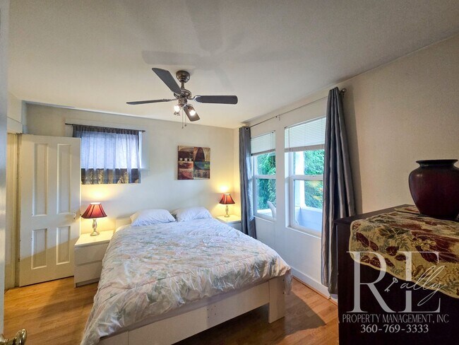 Foto del edificio - Furnished Top-Floor Duplex in Bremerton | ...