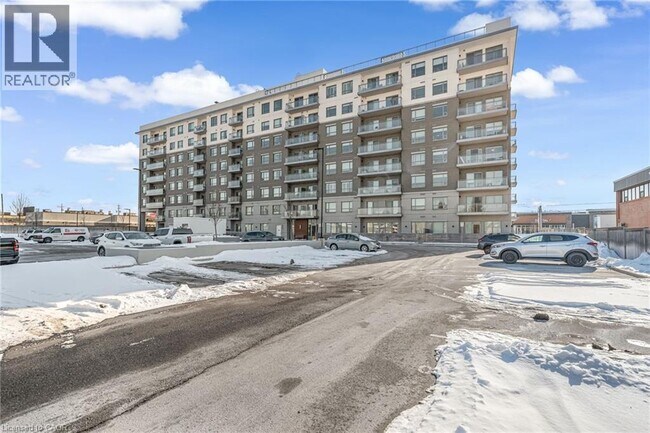 Photo du bâtiment - 121 Hwy 8