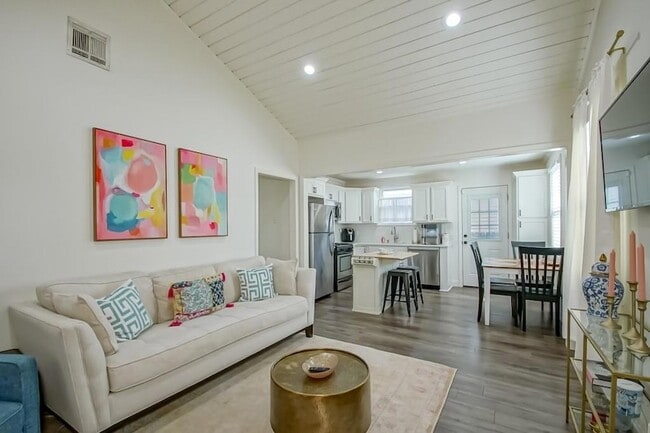 Building Photo - 704 Metairie Lawn Dr