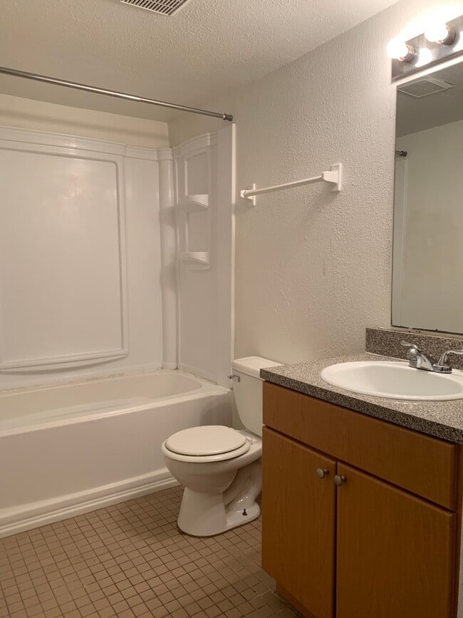 Foto del edificio - 1bed/1bath move-in ready condo $1140/month available December 2025