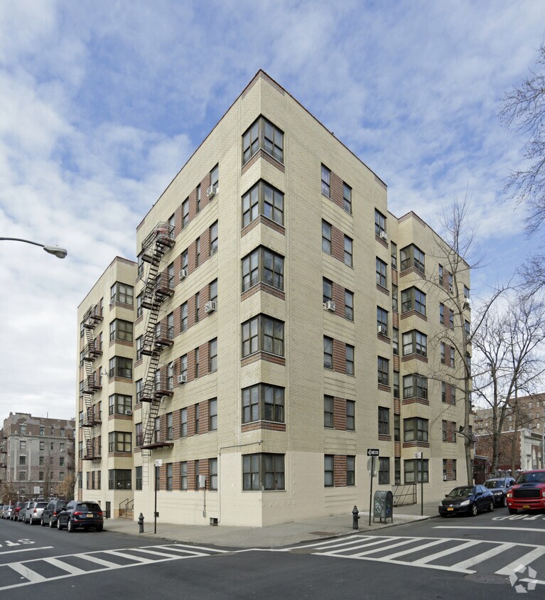 Foto principal - 65 E 193rd St