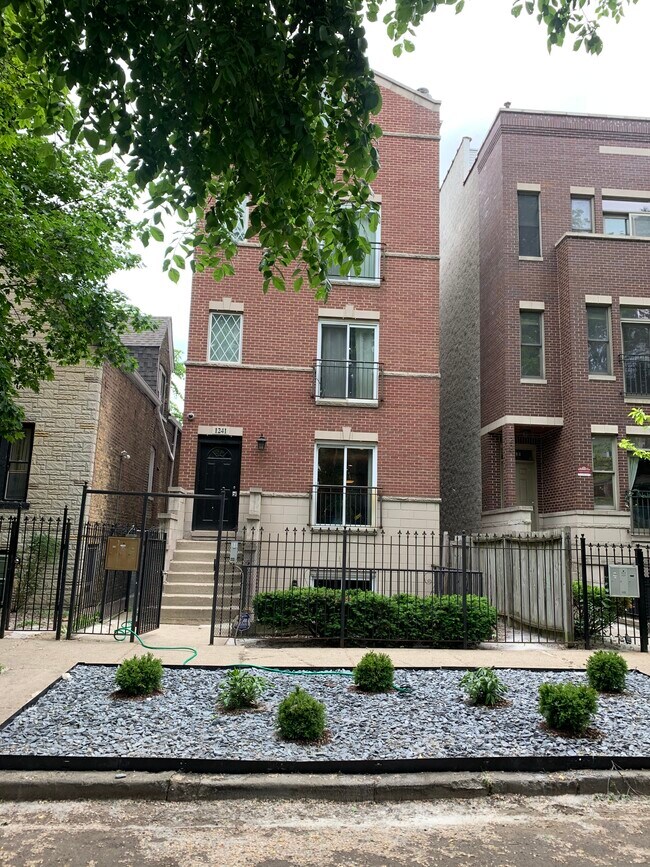 Building Photo - 1241 N Maplewood Ave