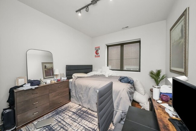 Photo - 645 N Green St Apartment