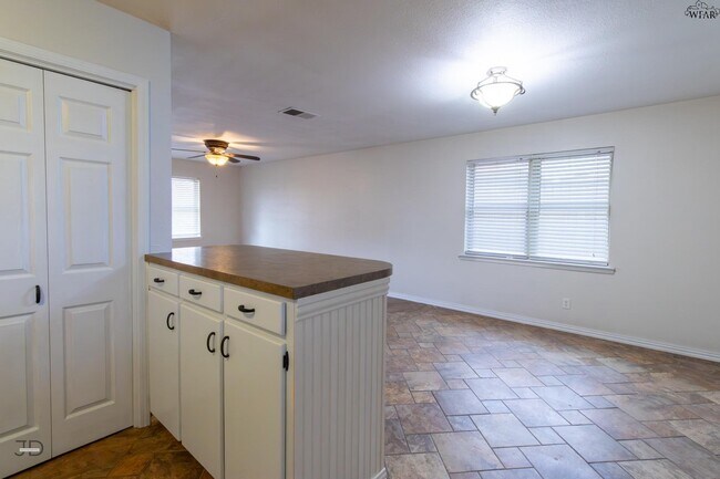 Foto del edificio - 1302 Mockingbird Dr