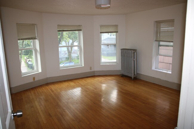 Bay Windows Face West - 117 N Blair St