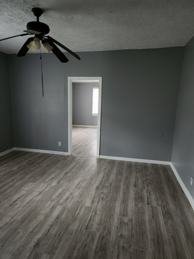 Building Photo - Spacious Ranch Home