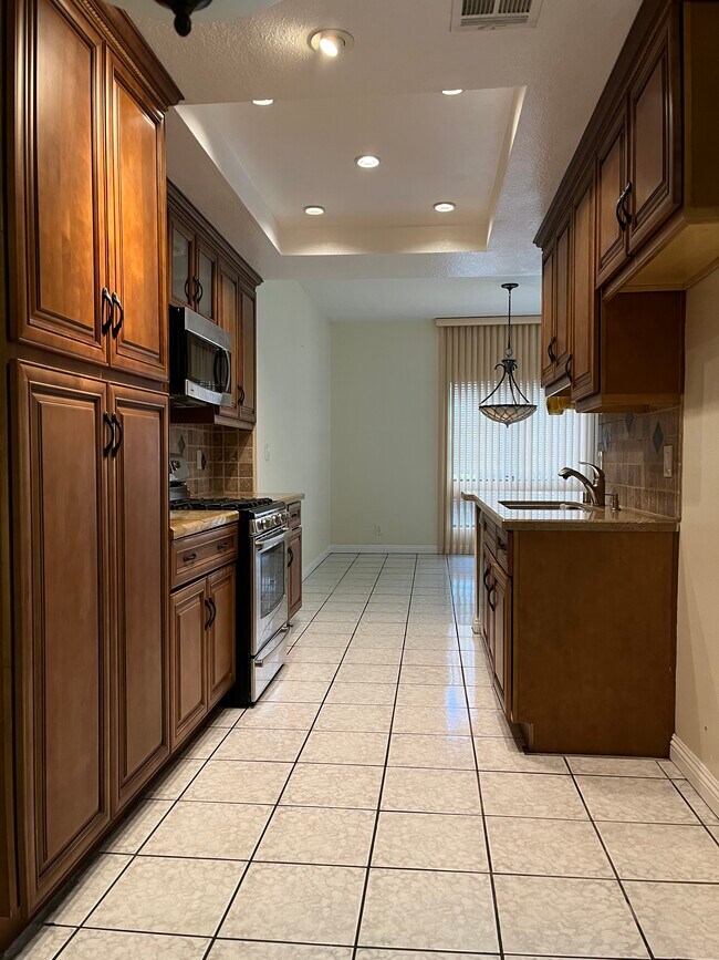 another view of the kitchen. - 431 S Kingsley Dr