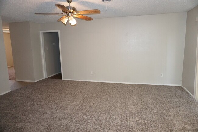 Building Photo - Beautiful House With Close Location To Tak...