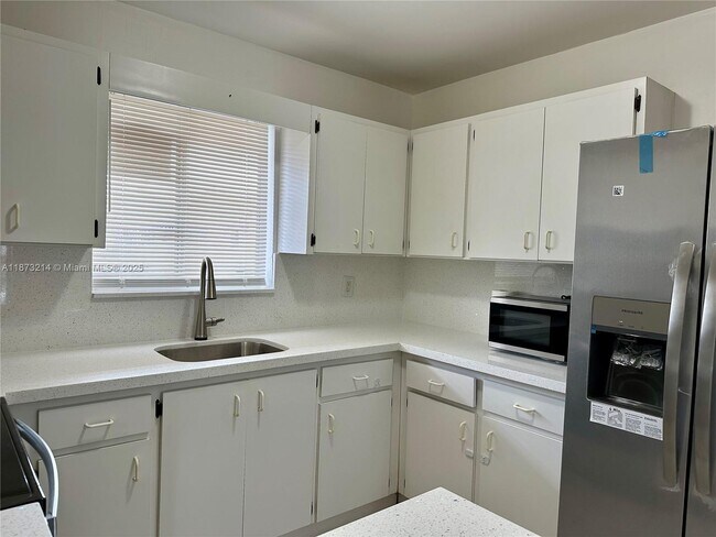 Foto del edificio - 3041 W 76th St