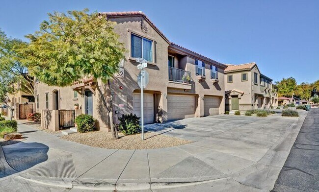 Building Photo - Wonderful gated community townhome near I-10