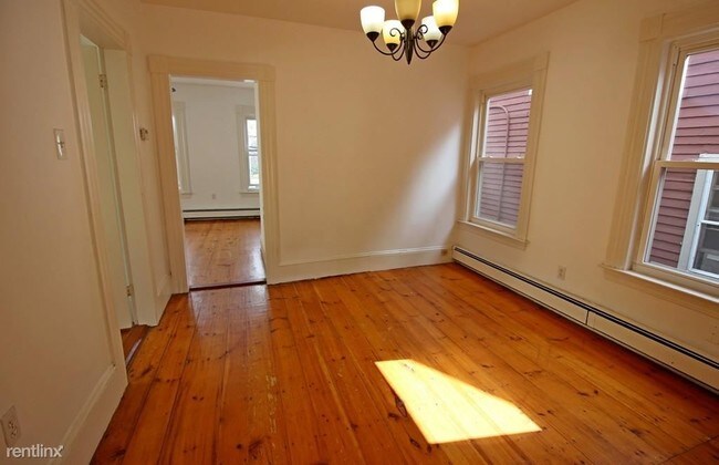 Building Photo - 3 br, 1 bath Apartment - 8 Becket St Apt 2