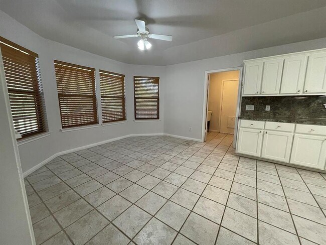 Foto del edificio - 5001 Blue Bluff Rd