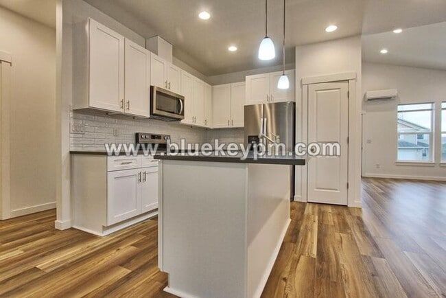 Foto del edificio - 3 Bed, 2 Bath Home in Woodland with Large Yard