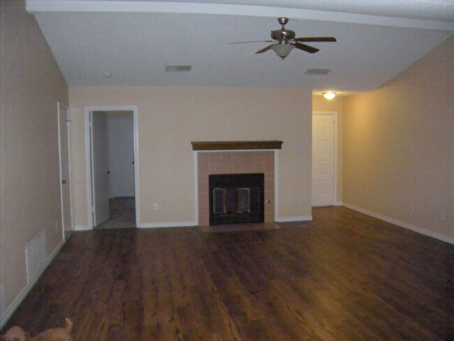 Building Photo - Milwood - Spacious  4 Bedroom - Apple - Or...