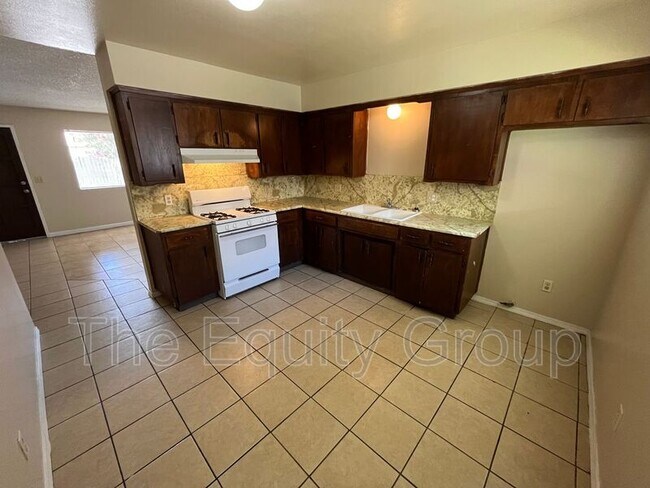 Foto del edificio - 1431 Tomah Ave