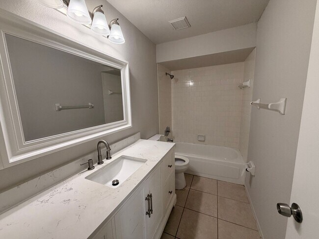 Foto del edificio - 2/2 Bedroom house with 1 car garage and fenced yard.