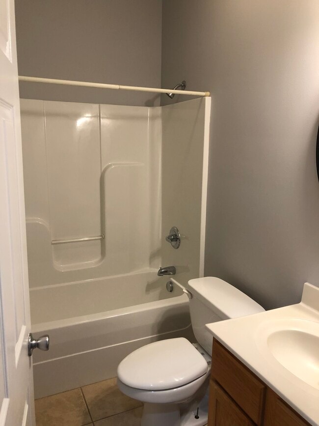 Full Bathroom - 112 Willowfield Ln