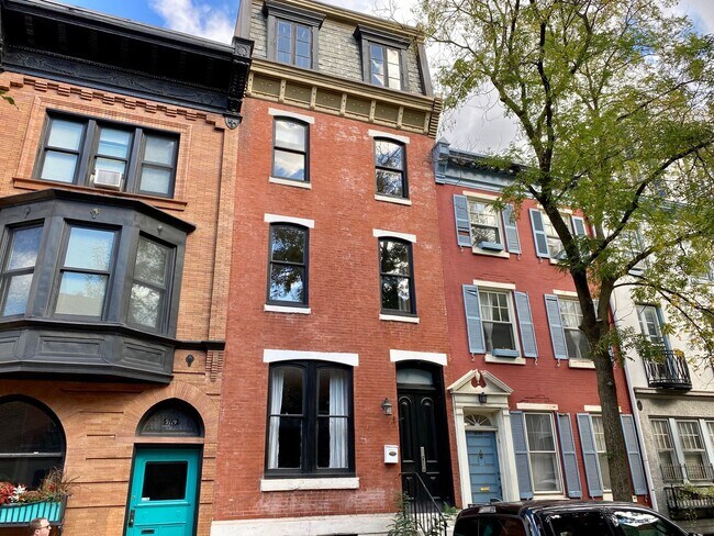 Foto del edificio - Luxurious 5-Bedroom Brownstone in the Hear...
