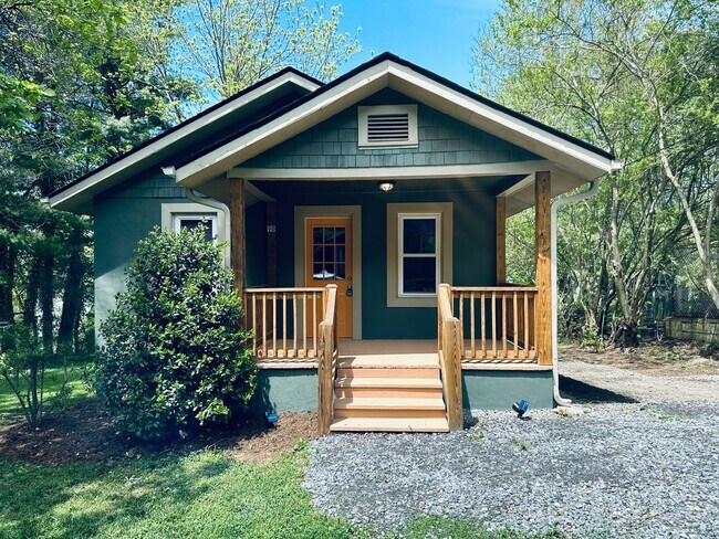 Foto del edificio - Delightful Upgraded 2-Bedroom Bungalow with New Appliances and Central A/C (Lawn Maintenance Incl...