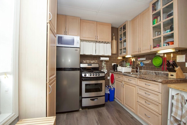 Building Photo - Fantastic One-Bedroom Legal Apartment for ...