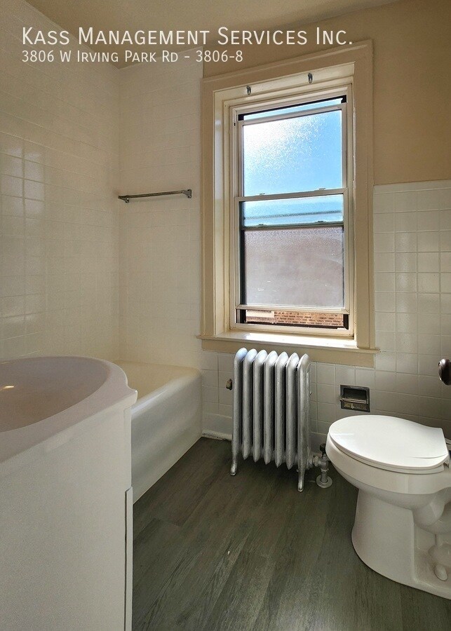 Foto del edificio - 3806 W Irving Park Rd
