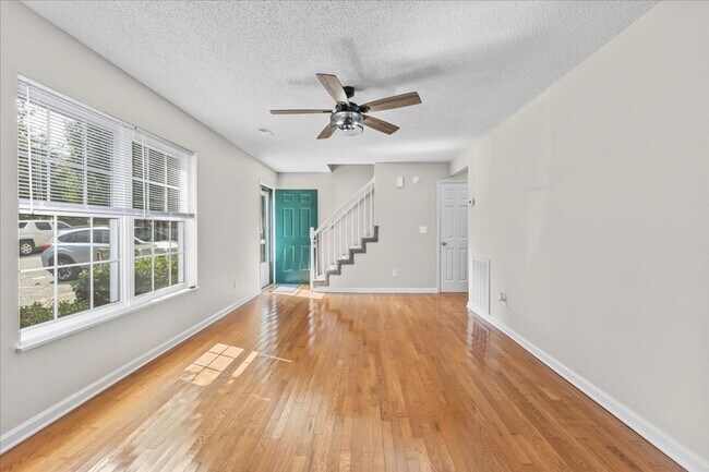 Building Photo - 1700 Lone Oak Rd