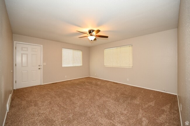 Building Photo - 916 Vics Rd
