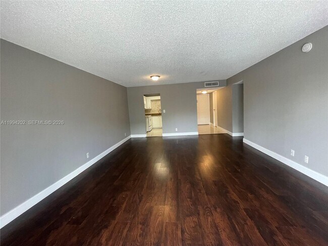 Foto del edificio - 5961 N Falls Cir Dr