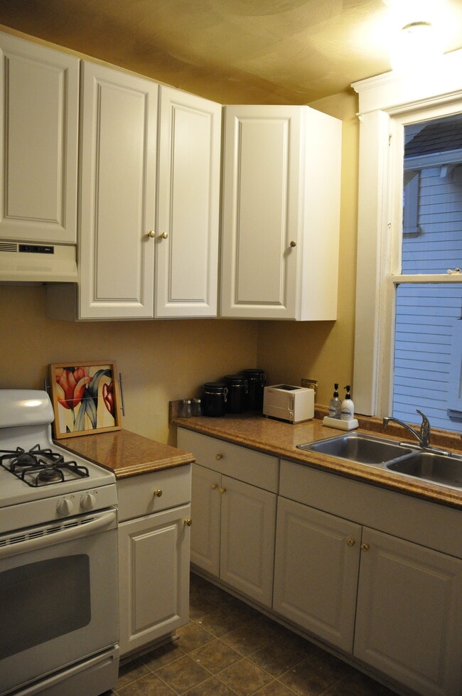 Building Photo - 1594 Mill St