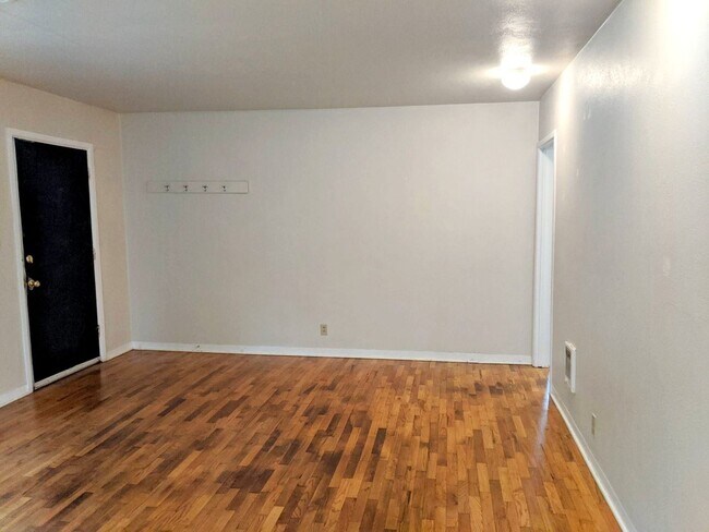 Building Photo - West University 4 bed/2 bath house with fe...