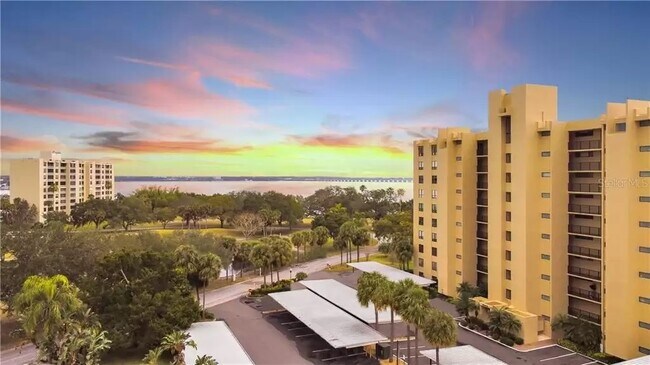 Foto del edificio - 2621 Cove Cay Dr