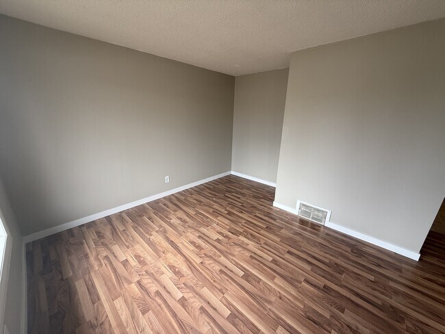 Building Photo - 4812 47 Ave