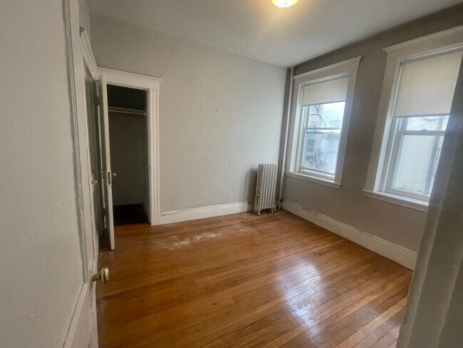 Foto del edificio - Split 2 Bed -With New Kit and Bath -Heat Inc -No Feer Stuidents Ok -Close to green line