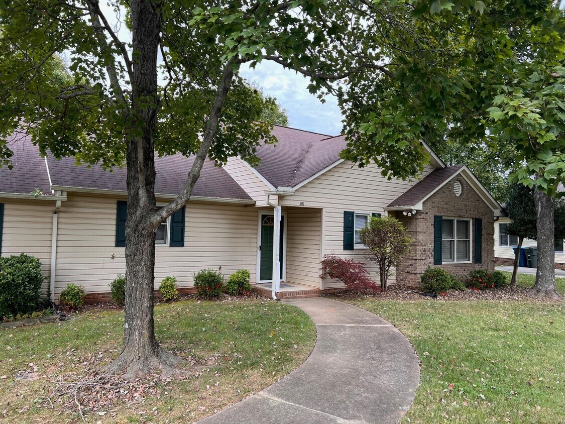 Foto principal - 401 Hidden Creek Cir