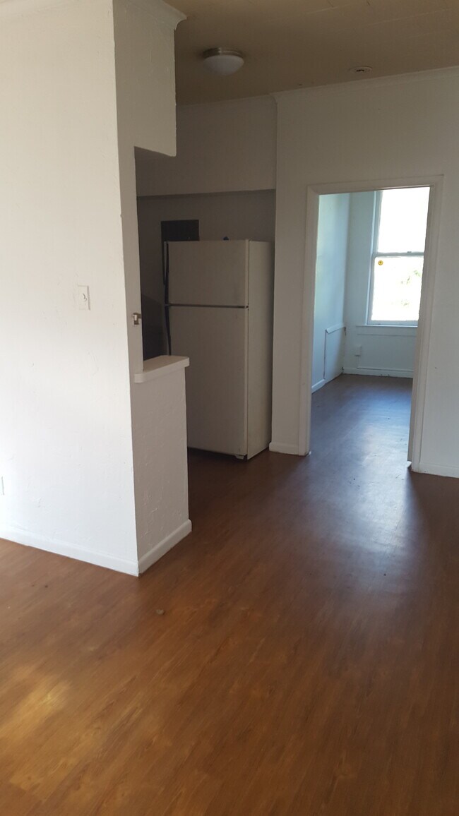 Building Photo - 825 Eaton St