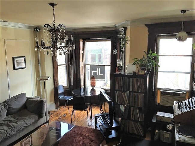 Building Photo - 214 St James Pl
