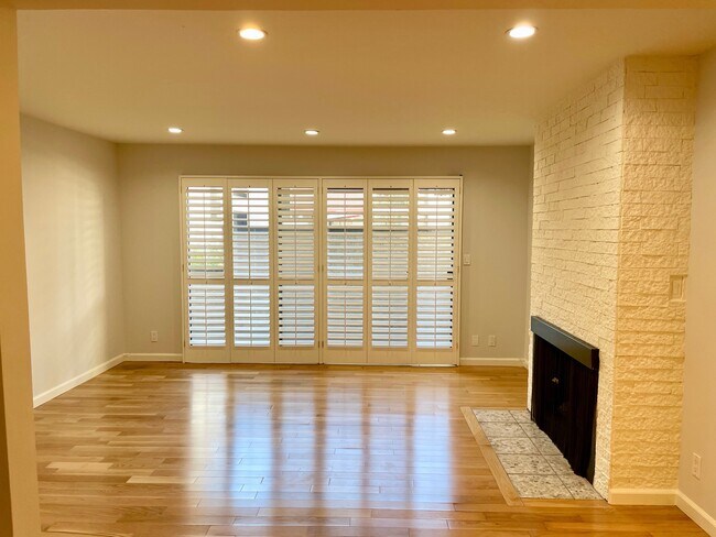 Hardwood floor , plantation shutters - 1325 Valley View Rd