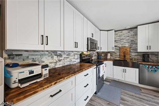 Foto del edificio - 5240 Cedarbend Dr