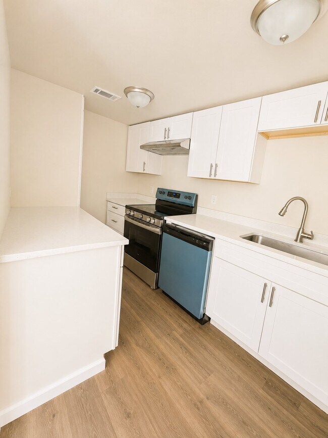 Building Photo - 824 Karnes St