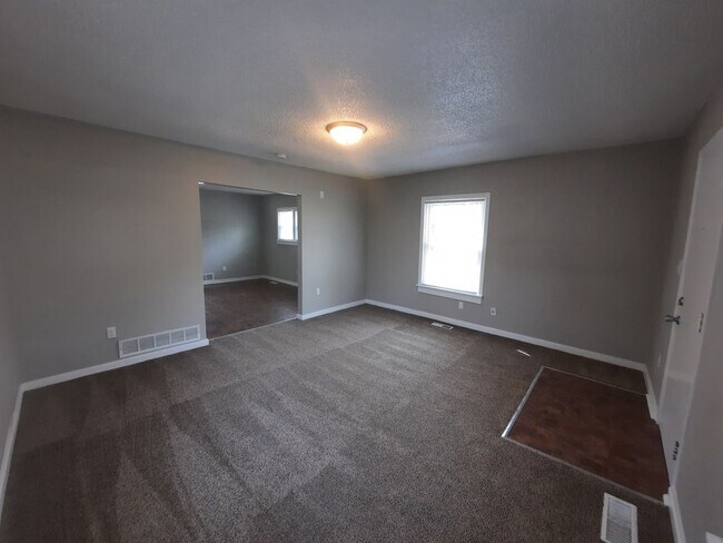 Foto del edificio - 2 bedroom, 1 bathroom home on large corner...